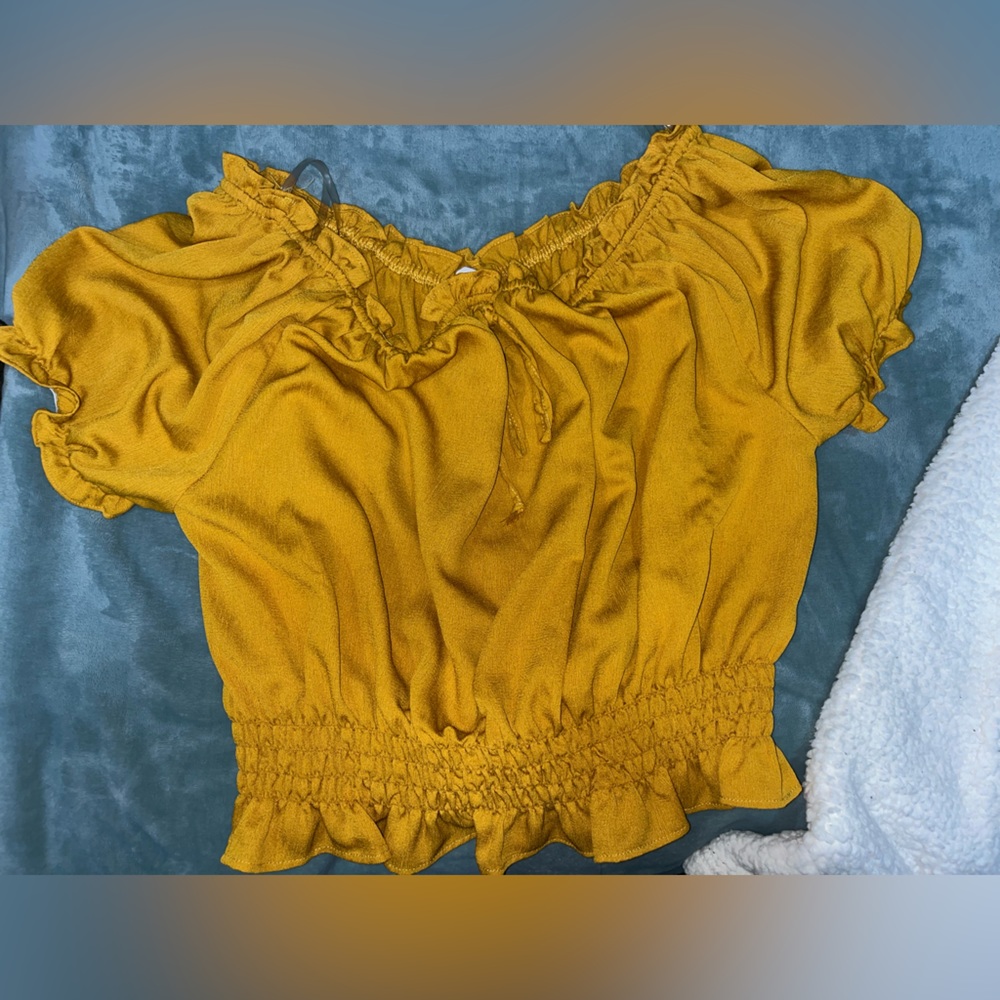Kinda crop yellow blouse and can be worn off the shoulder
